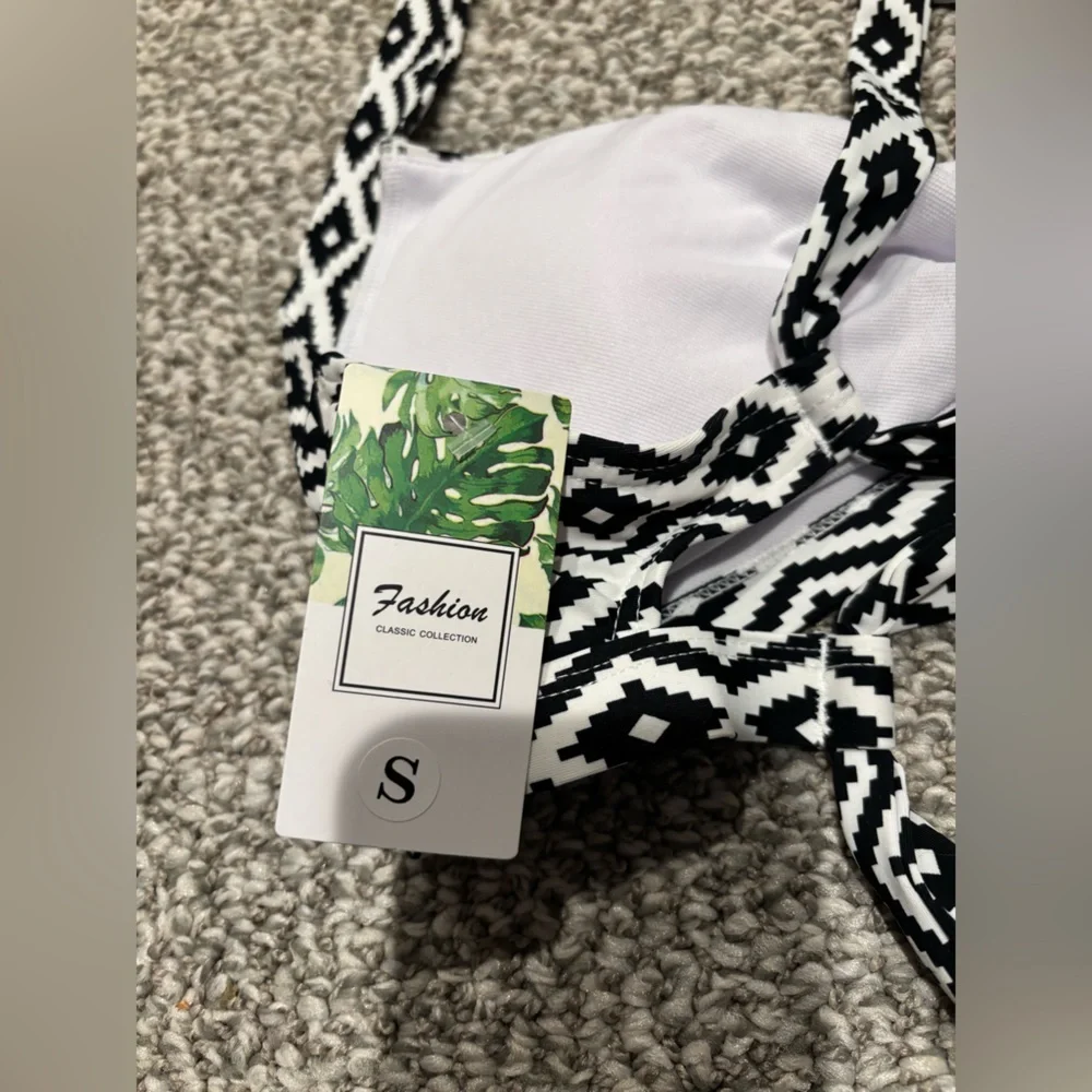 Black and White Geometric Bikini Top - Picture 5 of 6